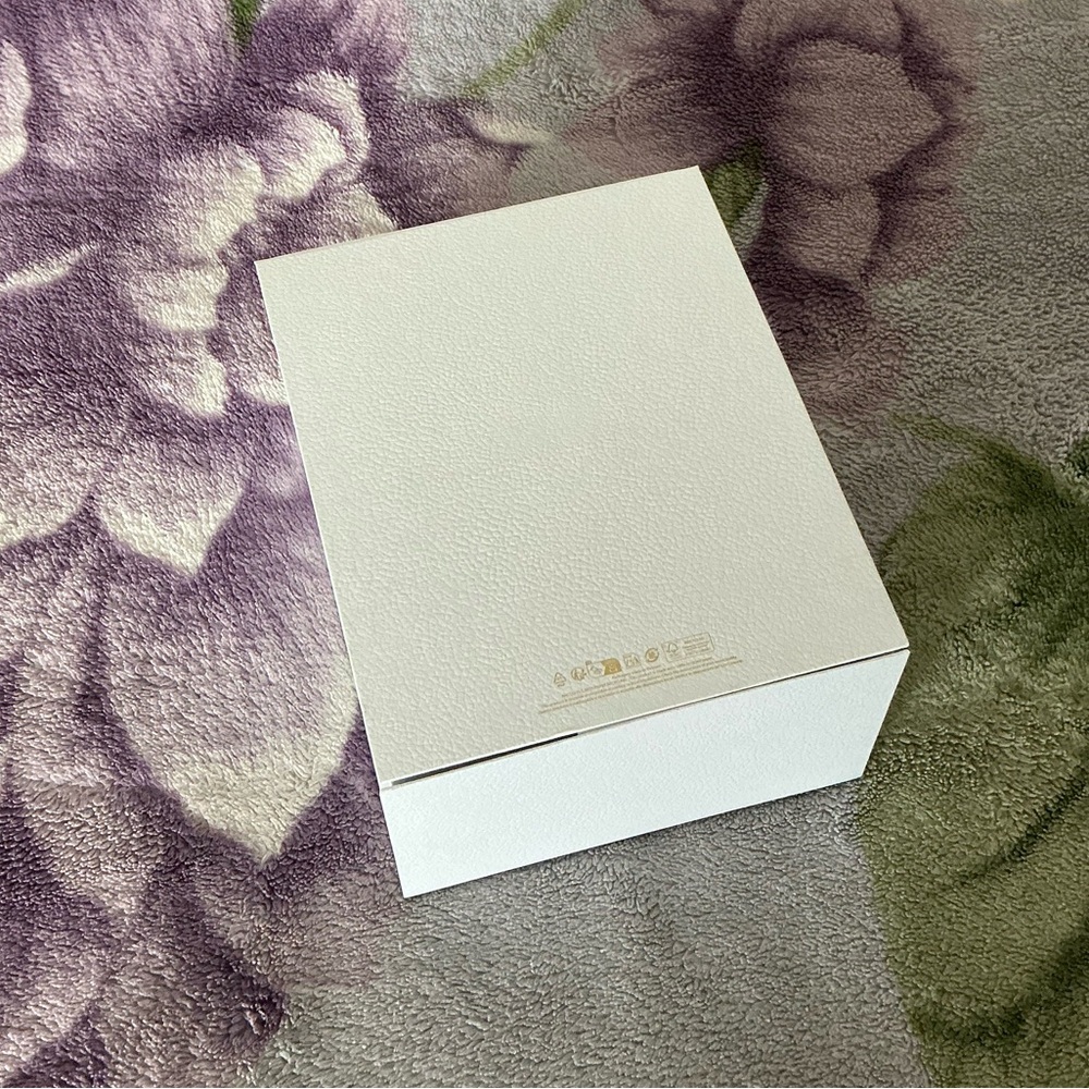 Dior Textured Gift Box - Picture 5 of 12